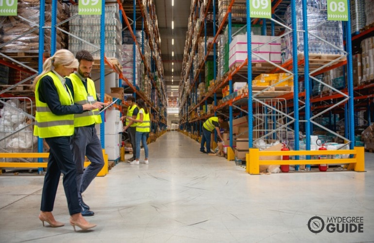manager talking to a worker in a warehouse